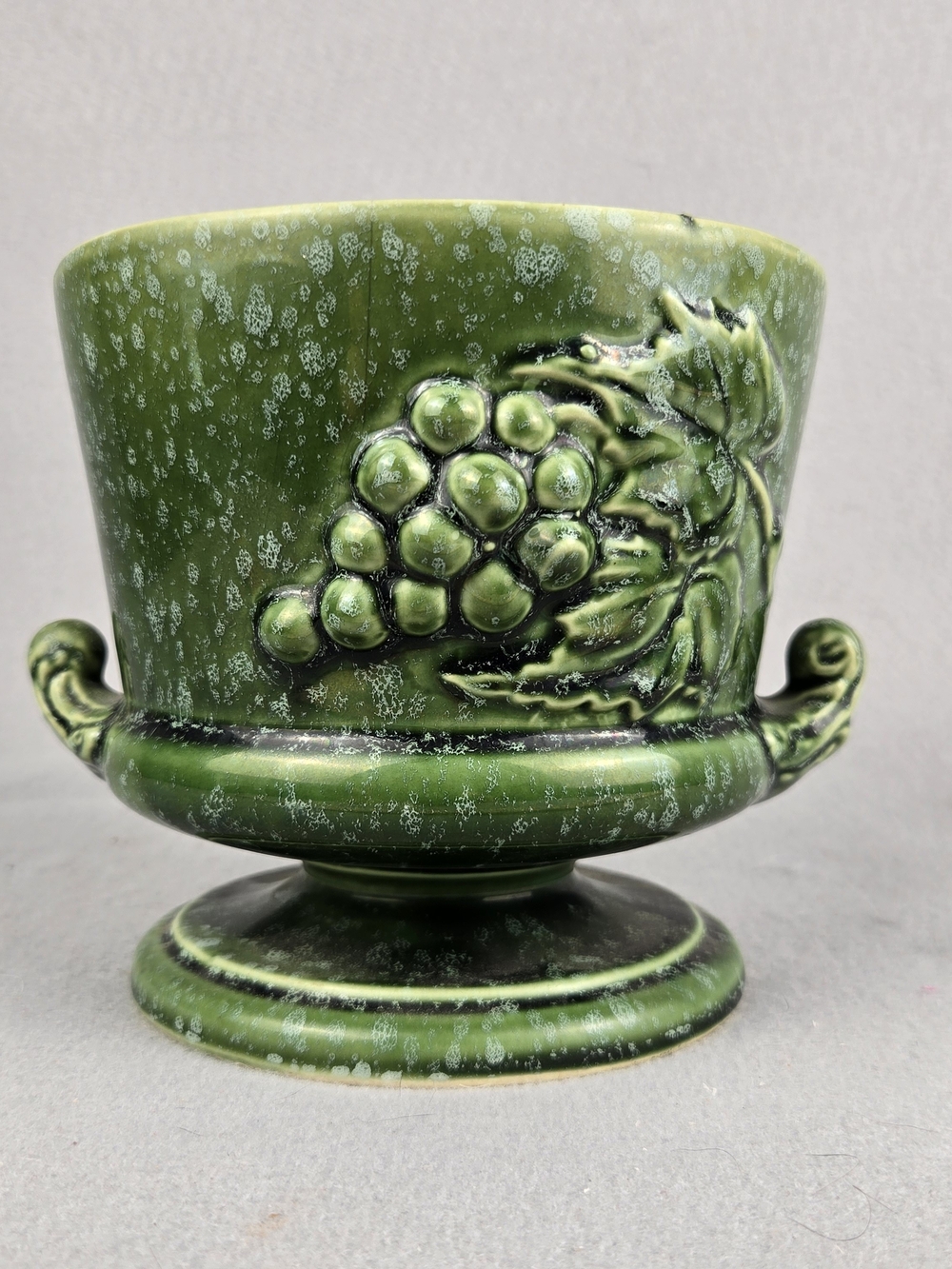 Vintage Hull Pottery Green Drip Glaze Grape Planter Urn 5 USA